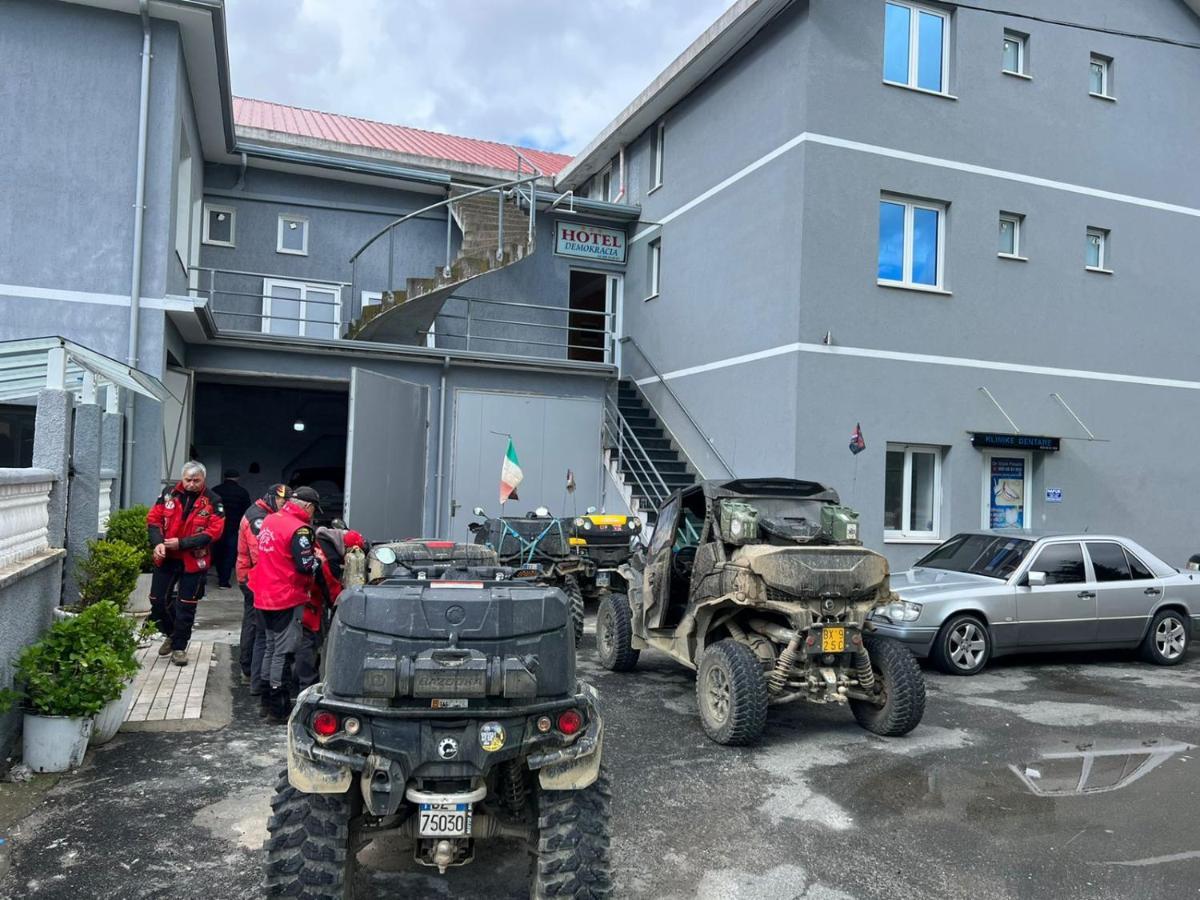 Hotel Demokracia Fushe-Arrez Kültér fotó